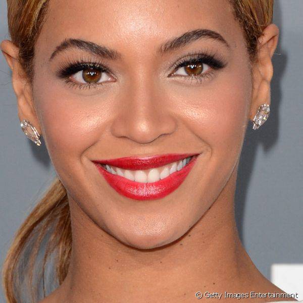 A diva Beyoncé usou um tom aberto de vermelho nos lábios e um esfumado de dourado com preto nos olhos